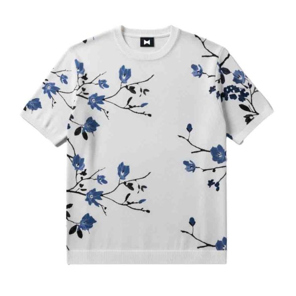 Fashion-forward t-shirt with tailored silhouette